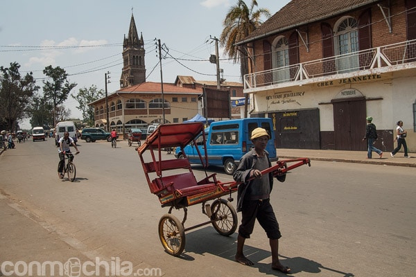 Una calle de Antsirabe con la catedral de fondo