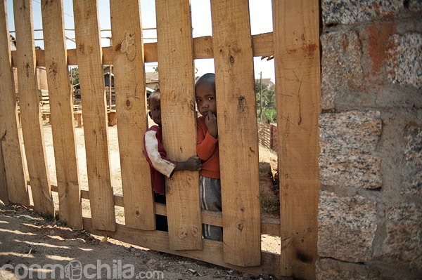 Un par de niños mirándonos con atención