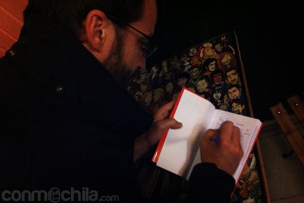 Pablo dedicándonos su libro
