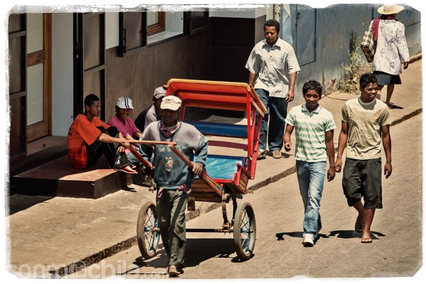 Las calles de Antsirabe con el omnipresente pousse-pousse