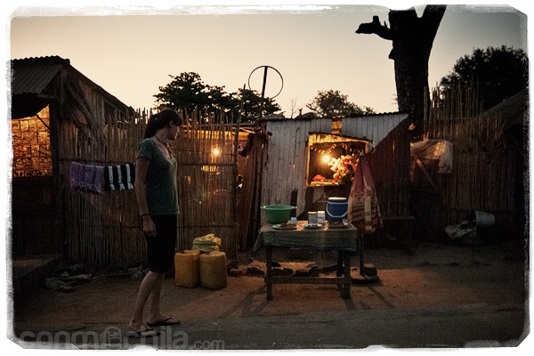 Un puesto de comida callejera al atardecer