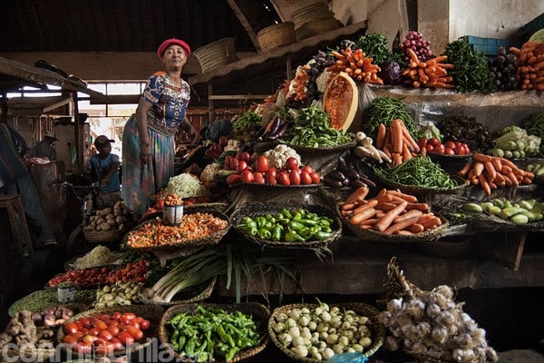 La señora con su puesto de fruta y verdura