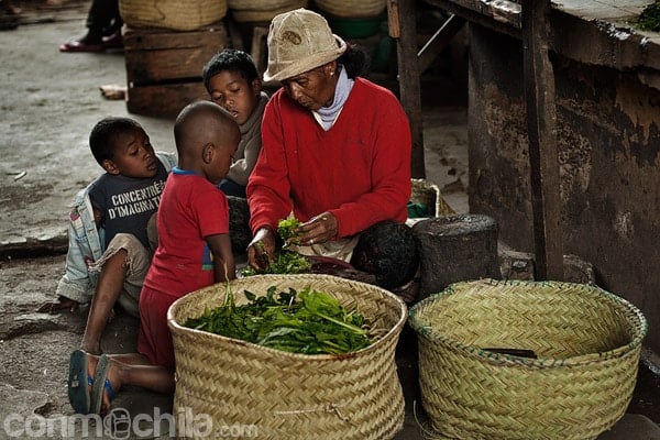 Mujer vendiendo su único producto troceado