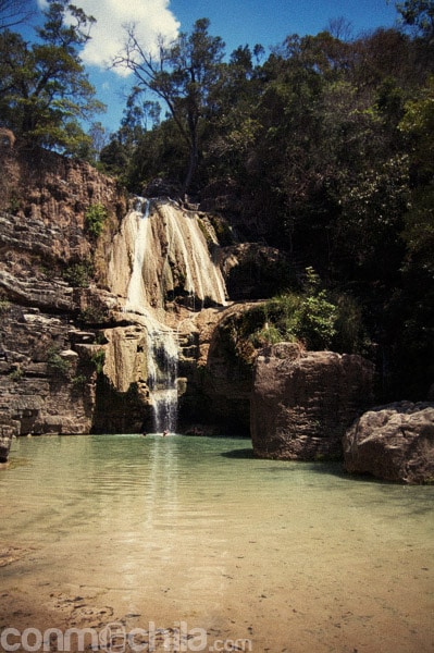 Vista general de la cascada Anosiampela