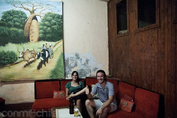 Tomándonos una cervecita en el salón