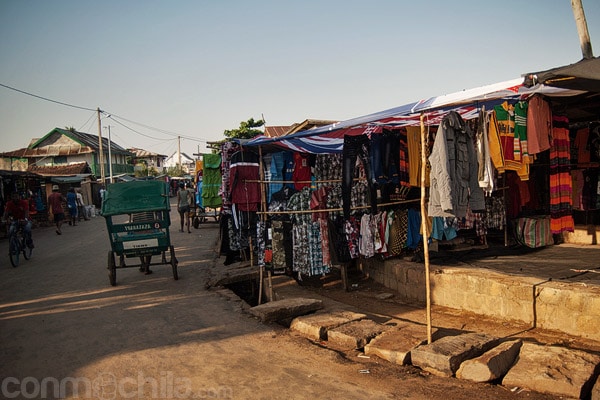 Puestos de ropa en la calle
