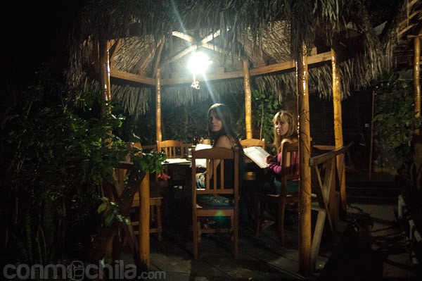 Una de las mesas del jardín