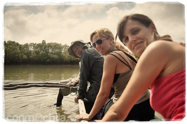 Con Boby y Selva mientras navegábamos por el manglar