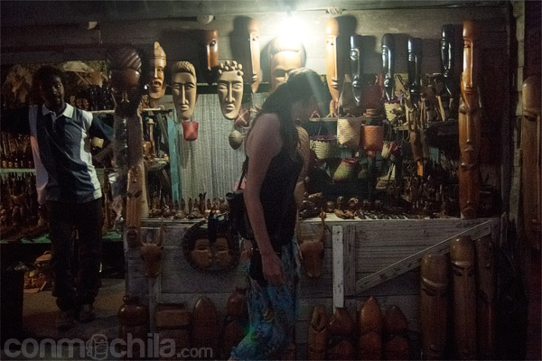 Tiendecita de artesanía en la playa 