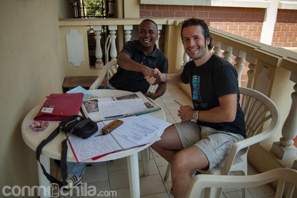 Firmando el contrato de nuestro tour con Leonard