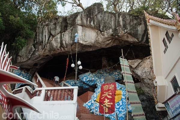 Entrada a la cueva en forma de boca