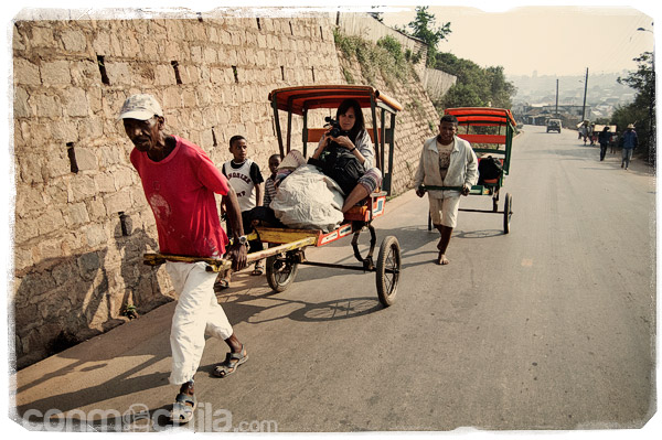 En pousse-pousse yendo al hotel