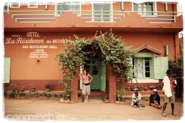 A la puerta del hotel