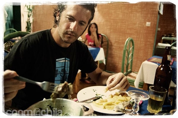 Toni atento a la comida