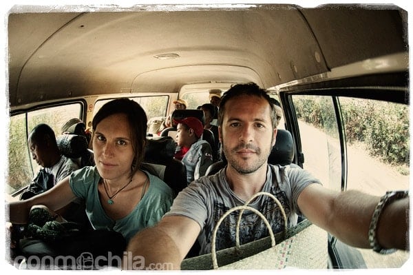 Menuda cara de cansancio en el taxi-brousse camino Moramanga