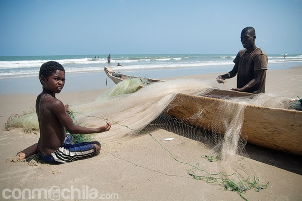 Pescador y su hijo con una red de pesca