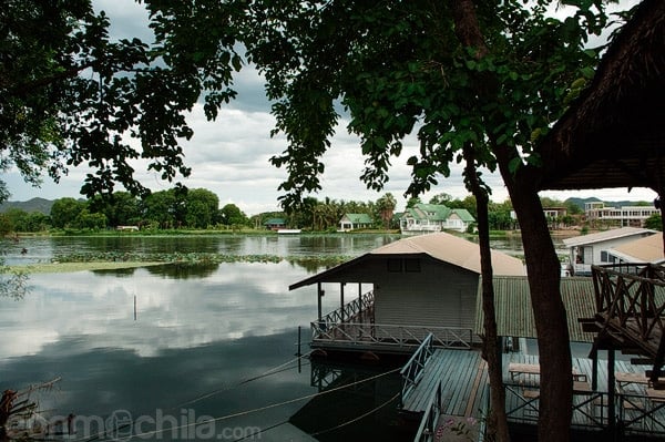 Habitaciones sobre el río Khwae