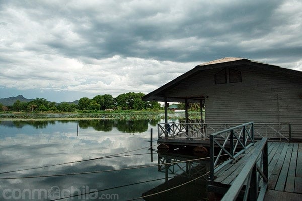 Habitaciones sobre el río Khwae