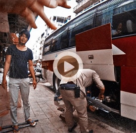 Moto dentro de un bus en Camboya
