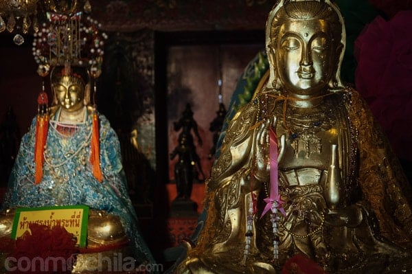 Imágenes en el interior del templo chino