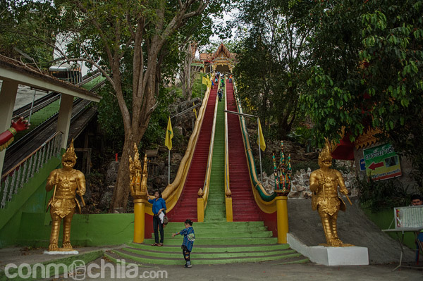 Escalinatas de acceso al Buda de 14 metros del Wat Tham Seua