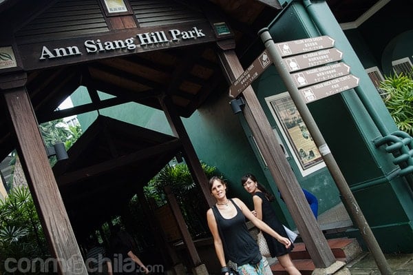 Carme a la entrada de Ann Siang Hill Park