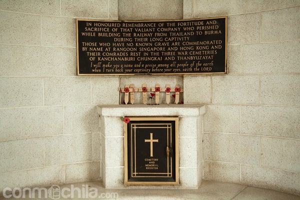 Placa conmemorativa de los muertos durante la construcción del ferrocarril