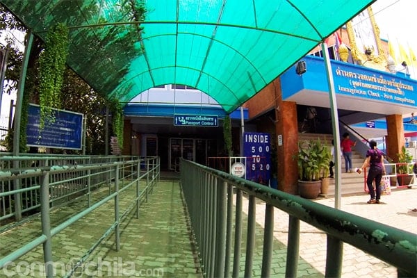 Entrada a la oficina donde te sellan la entrada a Tailandia
