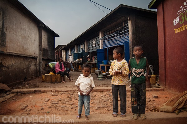 Niños delante del mercado