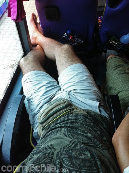 Totalmente estirado en el asiento