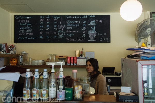 La barra con la camarera que prepara los excelentes cappuccinos