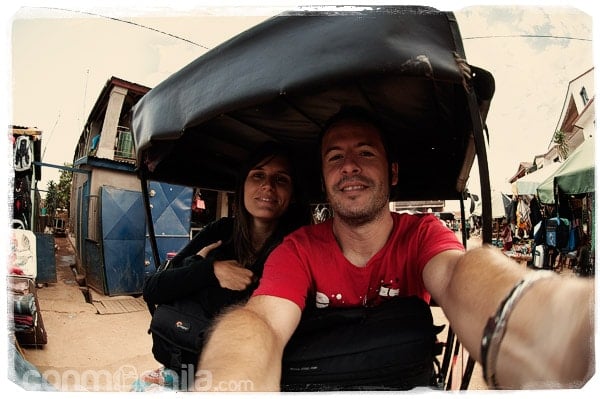 En el tuk-tuk camino de la sede de Fami