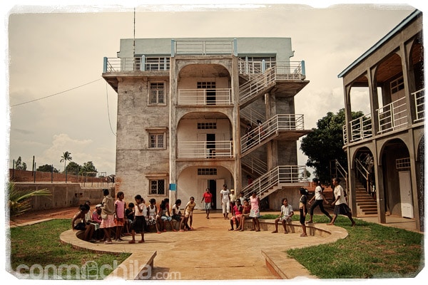El edificio donde estudian y duermen las niñas mañores