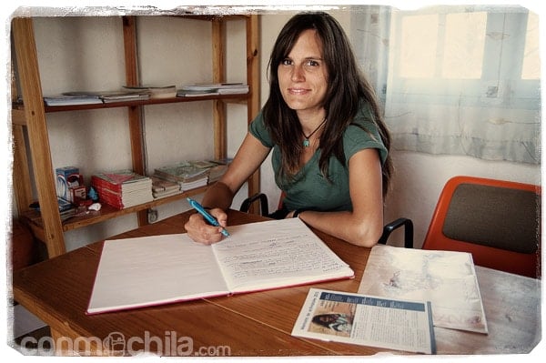 Firmando en el libro de visitas de la ONG Fami