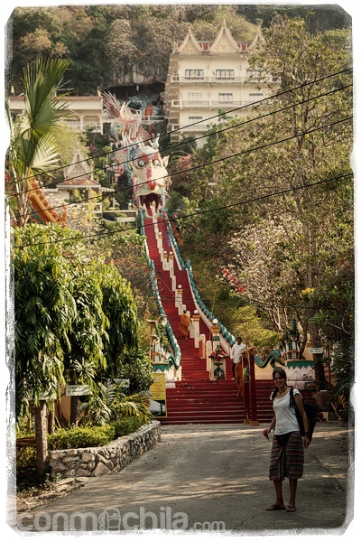 La larga escalera que nos esperaba en el Wat Ban Thum