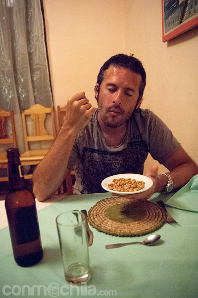 La comida del restaurante buenísima, hasta los cacahuetes