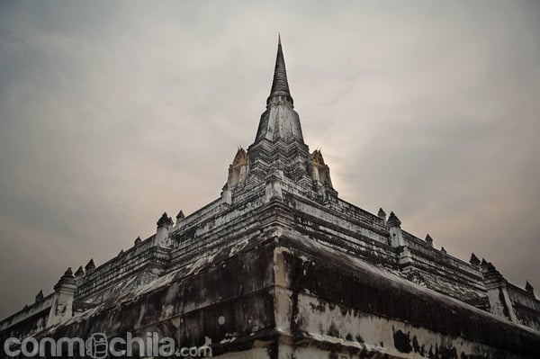 Majestuoso wat Phu Khao Thong