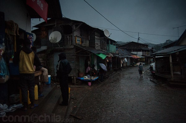Cae la noche en las calles de Andasibe