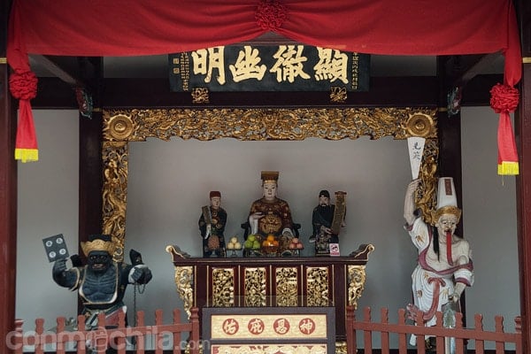 Figuras religiosas en uno de los patios