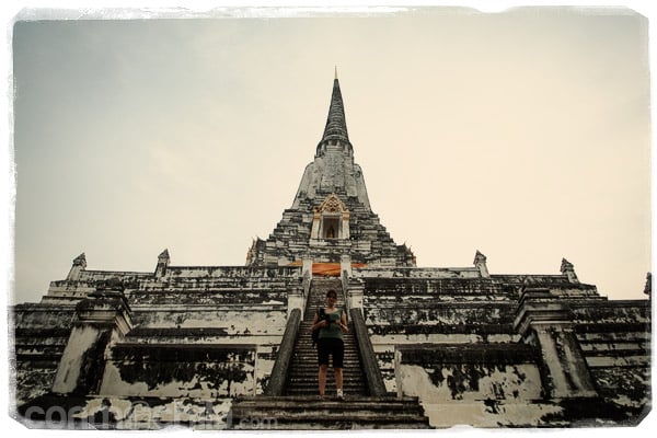 En las escaleras del inmenso Wat Phu Khao Thong