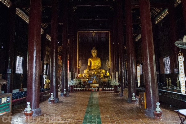 La imagen de buda del interior