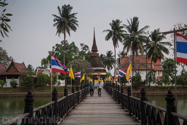 Pasarela sobre el estanque para llegar al Wat Traphang Thong Lang