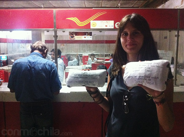 Último paso: Carme con los dos paquetes. ¡Suerte!