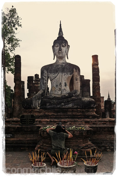 Toni haciendo fotos a Buda