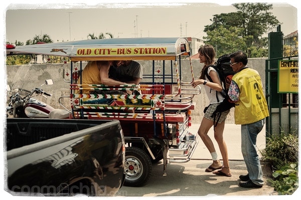 En el tuk-tuk camino de la estación de buses de Sukhothai