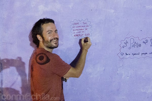 Firmando en el muro de la fama