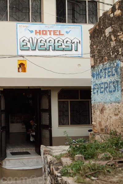 Entrada al hotel Everest