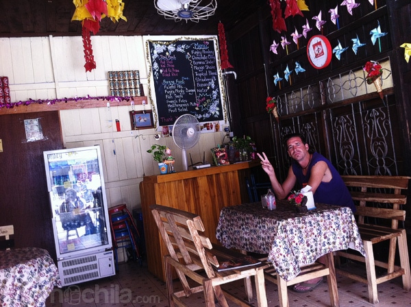 Una vista del pequeño comedor interno (personaje incluido)