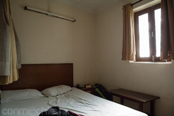 Vista de la habitación con ventana que da al exterior
