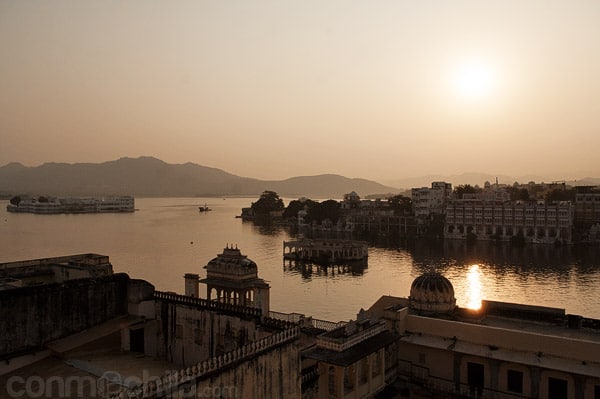 La excelente vista del lago Pichola